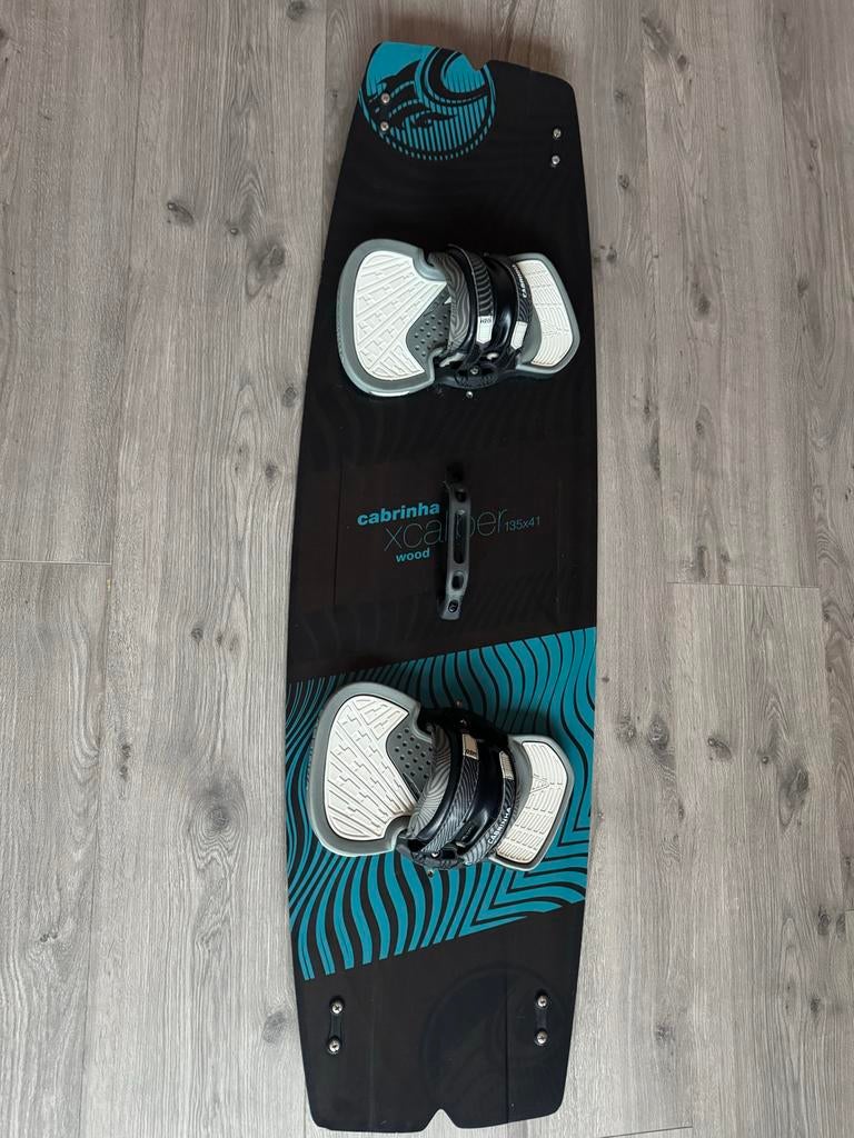 Cabrinha XCaliber Kiteboard 135x41 - Freestyle Twintip, Watersport en Boten, Kitesurfen, Twintip, Ophalen, Gebruikt, Kiteboard
