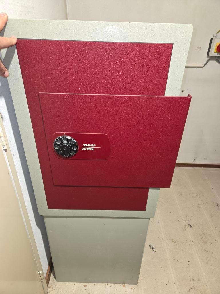 Juwel kluis, beton verankerd, Ophalen