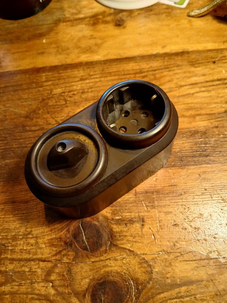 Bakeliet schakelaar met stopcontact., Ophalen of Verzenden, Schakelaar