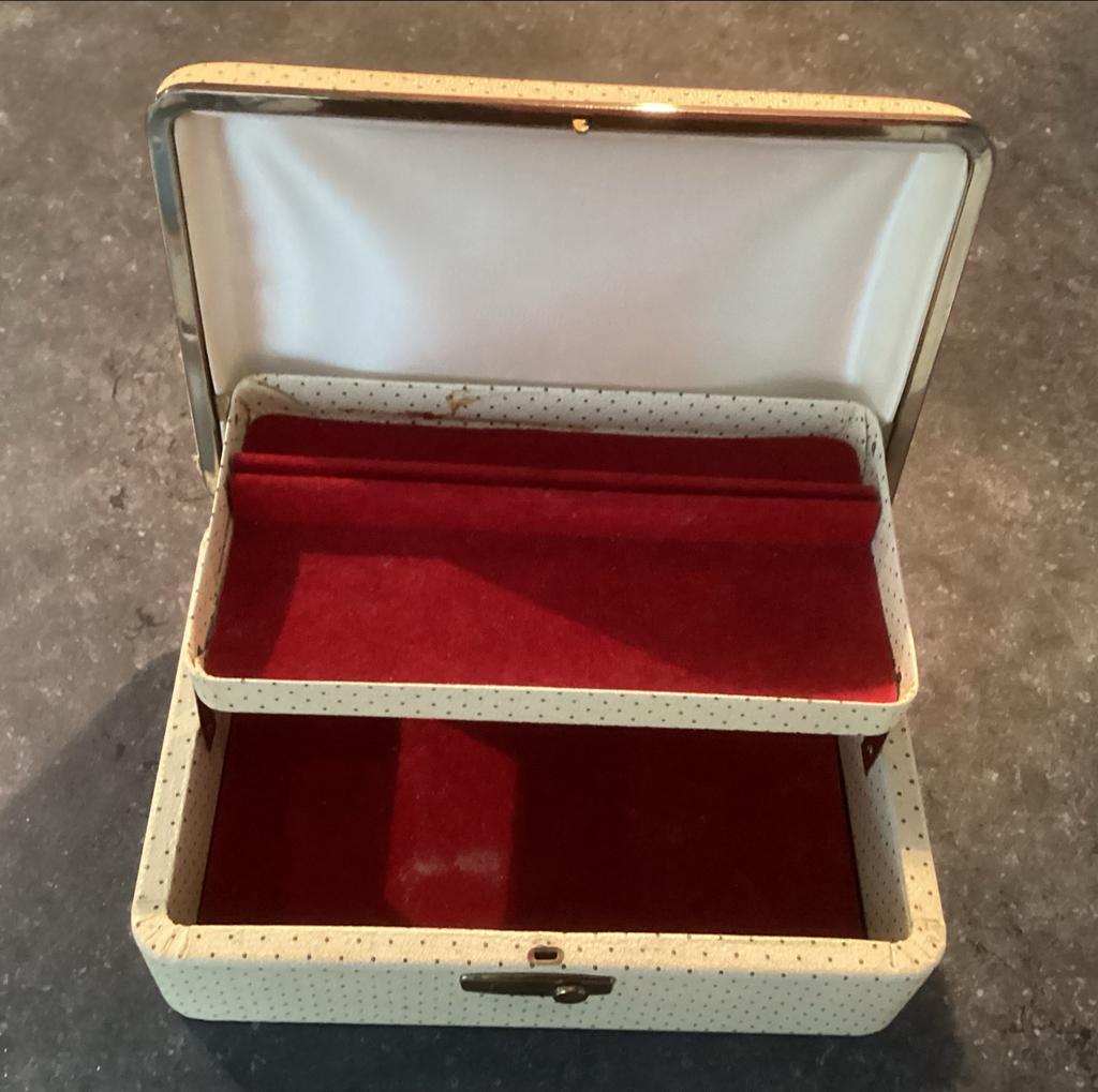 Vintage sieradendoosje met rood fluwelen interieur, Antiek en Kunst, Antiek | Overige Antiek, Ophalen of Verzenden