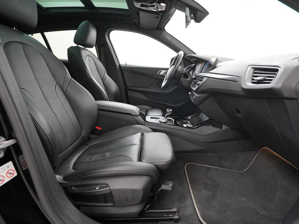 BMW 1 Serie 118i Sport Line Automaat | Panoramadak | Leder |, 12 maanden, Stof, Gebruikt, Zwart