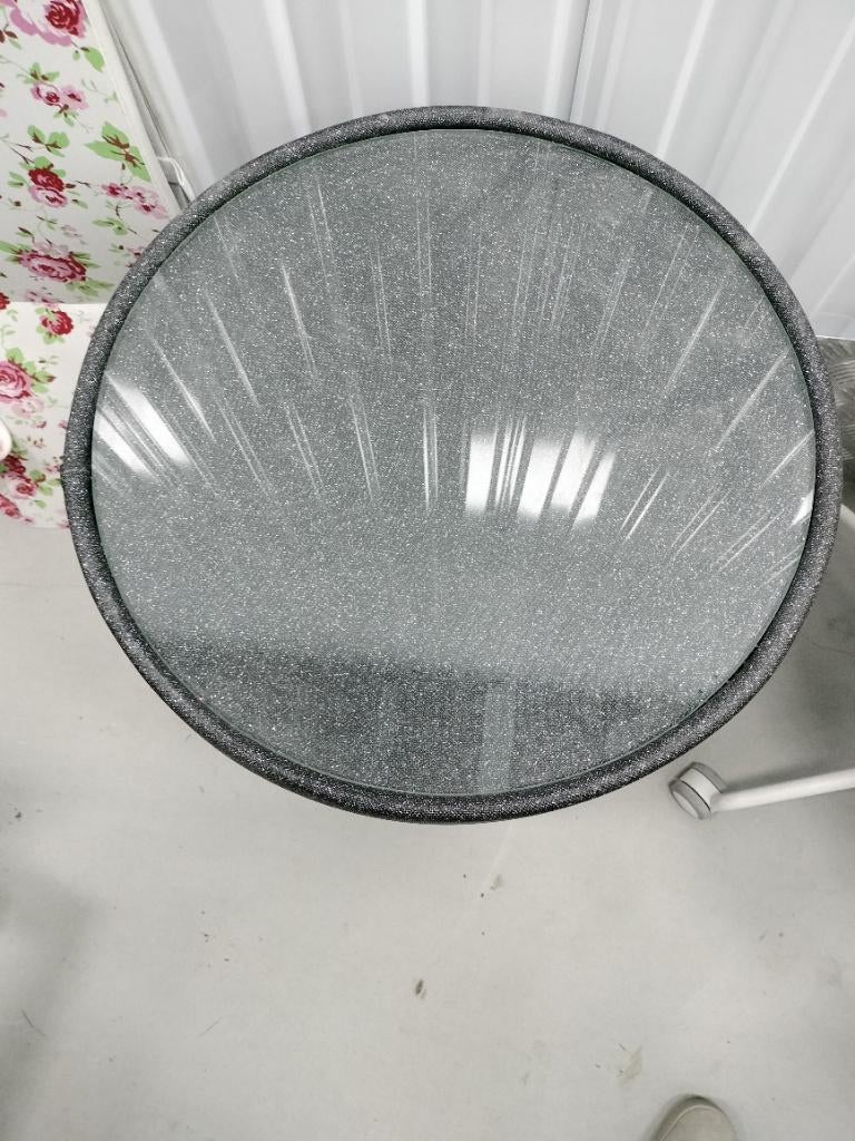 Leuk rond bijzettafeltje met glasplaat en glitters, Huis en Inrichting, Tafels | Bijzettafels, Minder dan 55 cm, Rond, Zo goed als nieuw