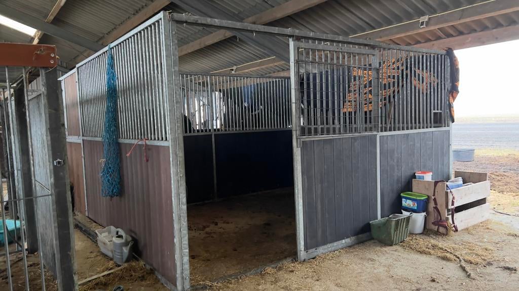 Mooie 4m bij 3 m stal te koop, Dieren en Toebehoren, Ophalen, Zo goed als nieuw, Overige soorten