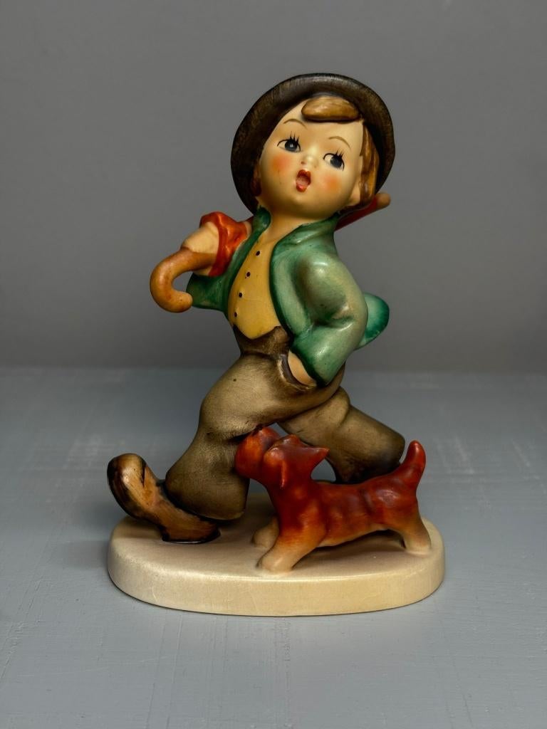 Goebel / M.I. Hummel beeldje – jongen met hond en paraplu, Ophalen of Verzenden, Gebruikt, Hummel