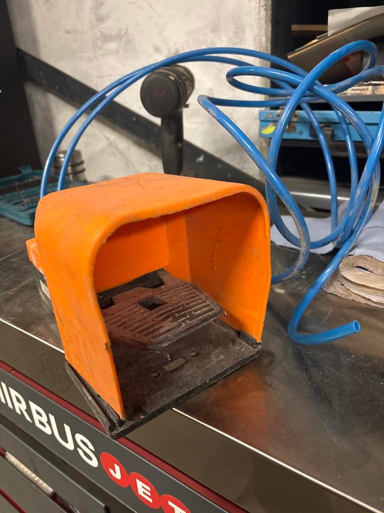 Pneumatische voetschakelaar, Ophalen