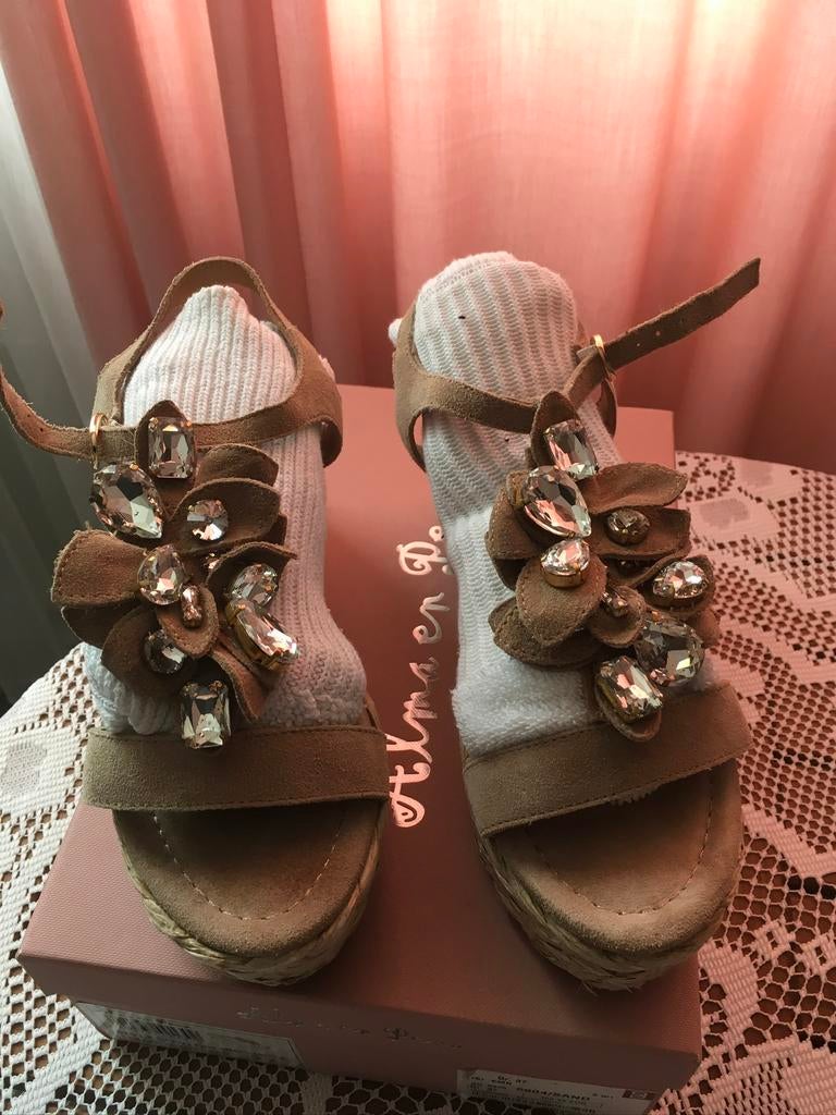 Te koop nieuwe wedges sandalen van Alma en Pena, Beige, Nieuw, Sandalen of Muiltjes, Ophalen of Verzenden