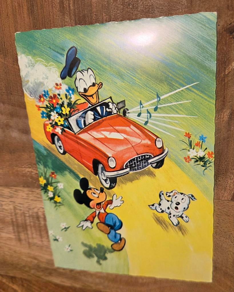 Donald Duck rijdt Mickey Mouse van de weg in rode auto, Verzamelen, Verzenden, 1980 tot heden, Ongelopen, Kinderen