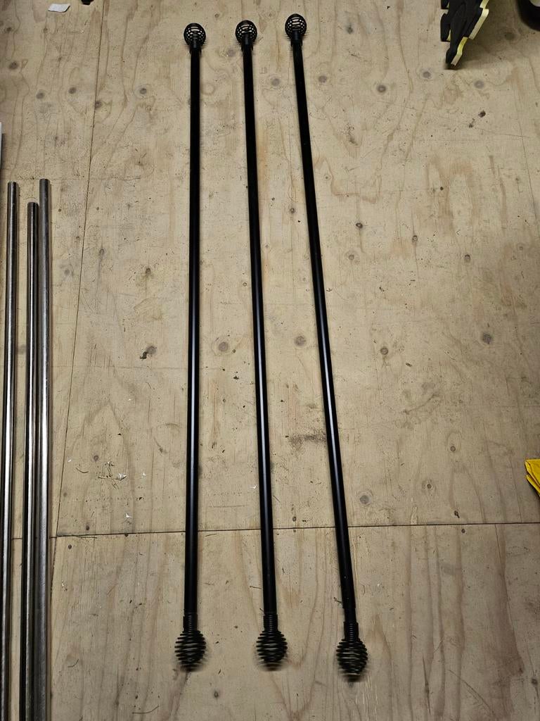 3 Zwarte Uitschuifbare Gordijnroedes, Gebruikt, 100 tot 150 cm, 200 cm of meer, Zwart