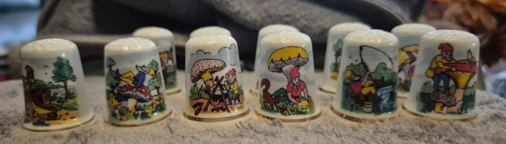 11 Vingerhoedjes met Kabouters, Ophalen of Verzenden, Gebruikt, Porselein, Nederland