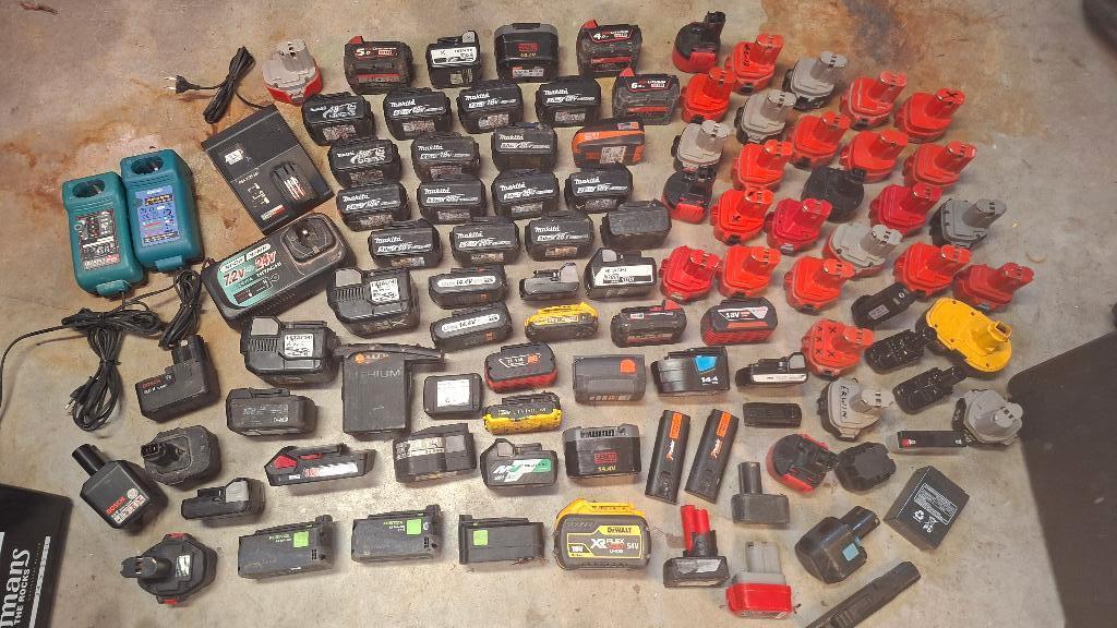 95x Defecte accu met 4 defecte laders. Makita Festool enz..., Ophalen, ., ., Niet werkend