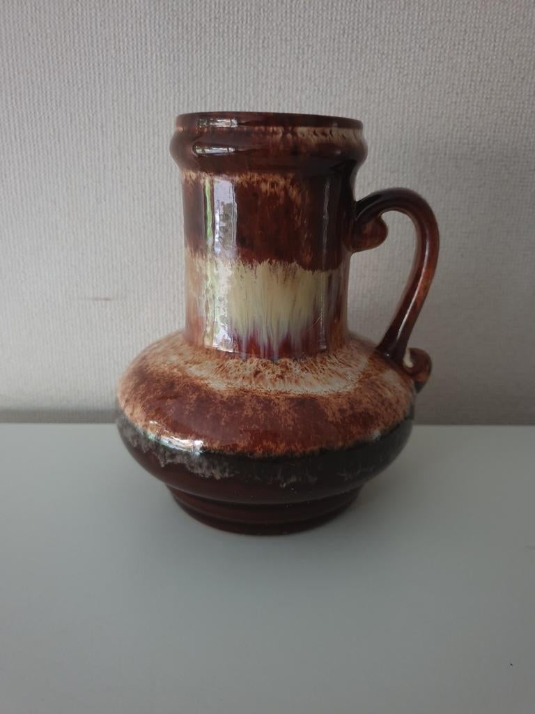 Vintage Strehla GDR 9012 vaas/kruik. H 14,5 cm. Bruin. Oor., Antiek en Kunst, Ophalen of Verzenden