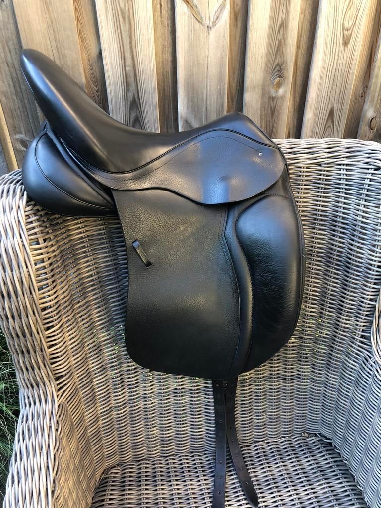 Vivary zwart dressuurzadel 17”, Dieren en Toebehoren, Paarden en Pony's | Zadels, Ophalen, Zo goed als nieuw, Dressuur