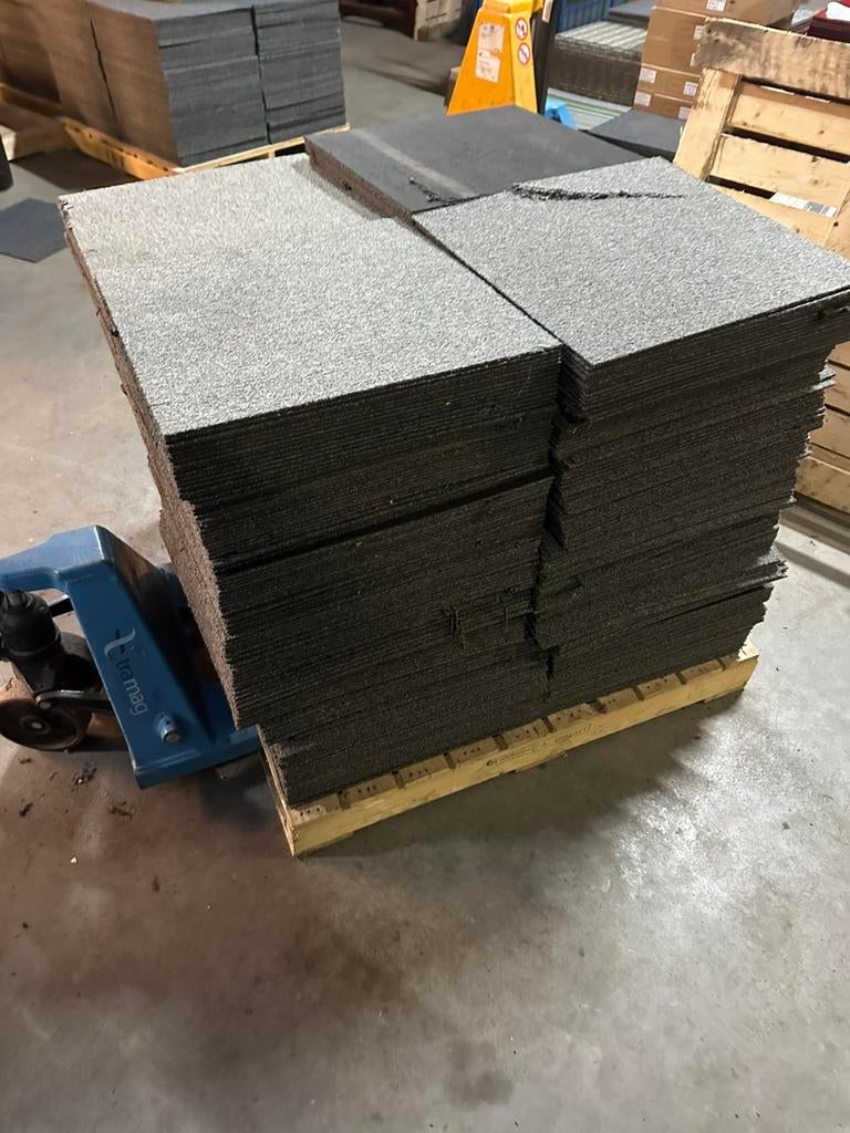 Tapijttegels 50x50 150m2 (600stuks) vies / afdekken, Huis en Inrichting, Stoffering | Vloerbedekking, Gebruikt, Q, 75 m² of meer