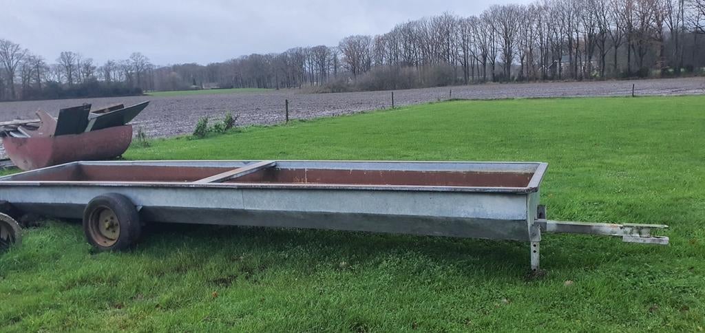Tweede hands 2 voerbakken, kunstmeststrooier, watertank, Ophalen of Verzenden
