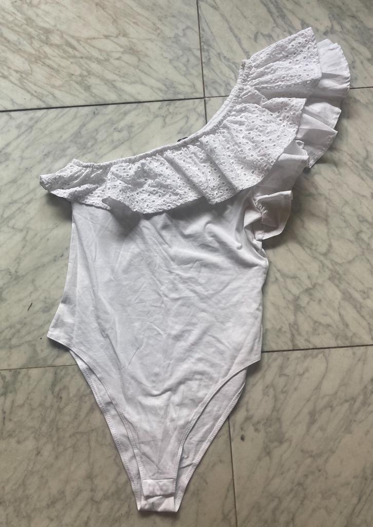 Zara body gloednieuw, assymetrisch met broderie mt M, Kleding | Dames, Ondergoed en Lingerie, Verzenden, Wit, Body of Korset