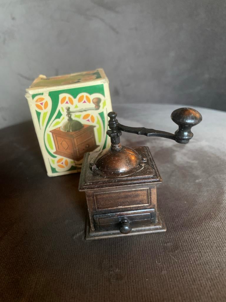 Vintage PlayMe Koperen Miniatuur Koffiemolen met Doosje, Antiek en Kunst, Antiek | Koper en Brons, Brons, Ophalen of Verzenden