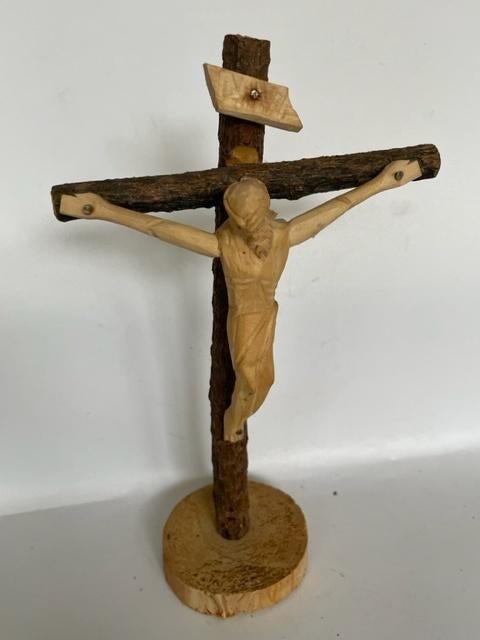Oud zelfgemaakt houten kruisbeeld. Houtsnijwerk kruis Jezus, Ophalen