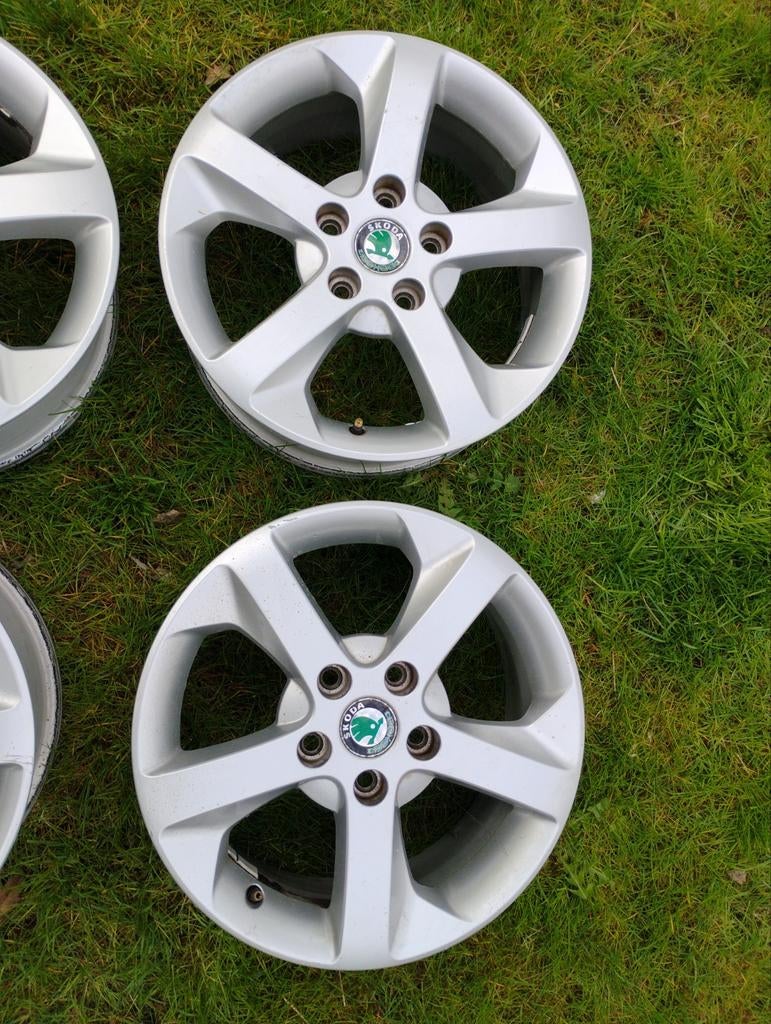Velgen 16 inch voor Skoda Octavia als nieuw, Auto-onderdelen, Banden en Velgen, Velg(en), 16 inch, Zomerbanden, 205 mm