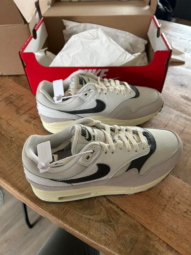 (Nieuw)Nike Air Max 1 size 40,5 light bone/iron grey, Kleding | Heren, Schoenen, Ophalen of Verzenden, Nieuw, Overige kleuren