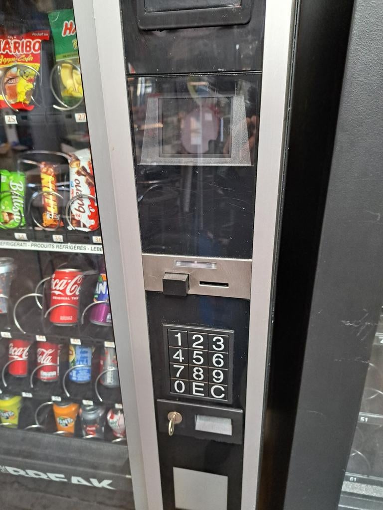Fris / snack automaat gekoeld met lift, Ophalen