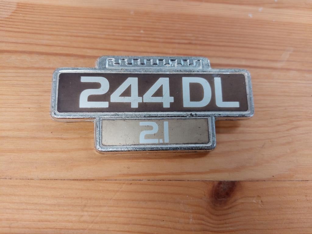 Volvo 244 DL 2.1 embleem badge logo, Ophalen of Verzenden, Gebruikt, Volvo