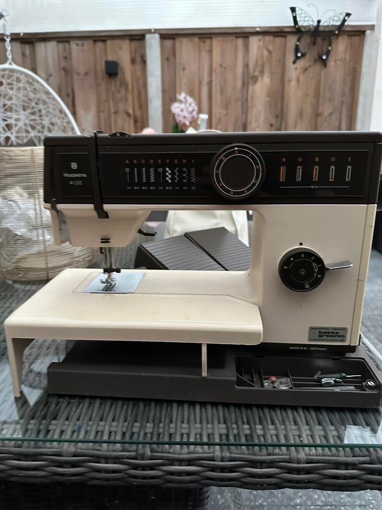 Husqvarna 4120, Ophalen of Verzenden, Zo goed als nieuw, Naaimachine, Husqvarna