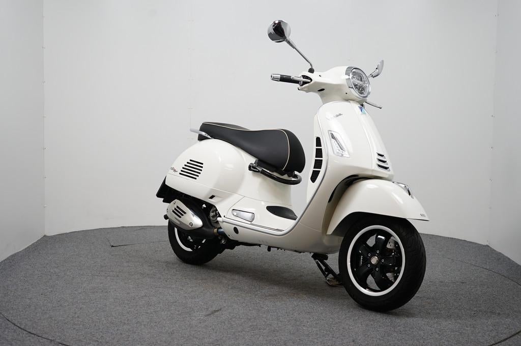 Piaggio GTS 300 HPE (bj 2022), Motoren, Motoren | Piaggio, Scooter, Bedrijf, 278 cc, 12 t/m 35 kW