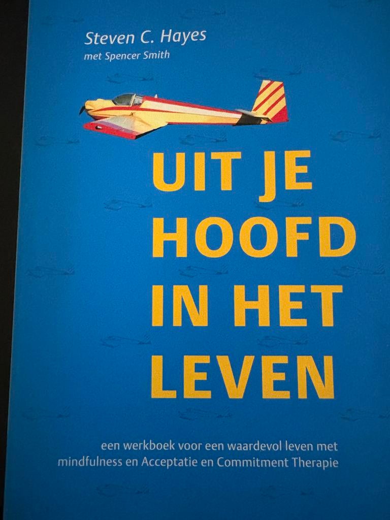 Uit je hoofd, in het leven - Steven C. Hayes (ACT werkboek), Boeken, Psychologie, Ophalen of Verzenden, Gelezen, Klinische psychologie