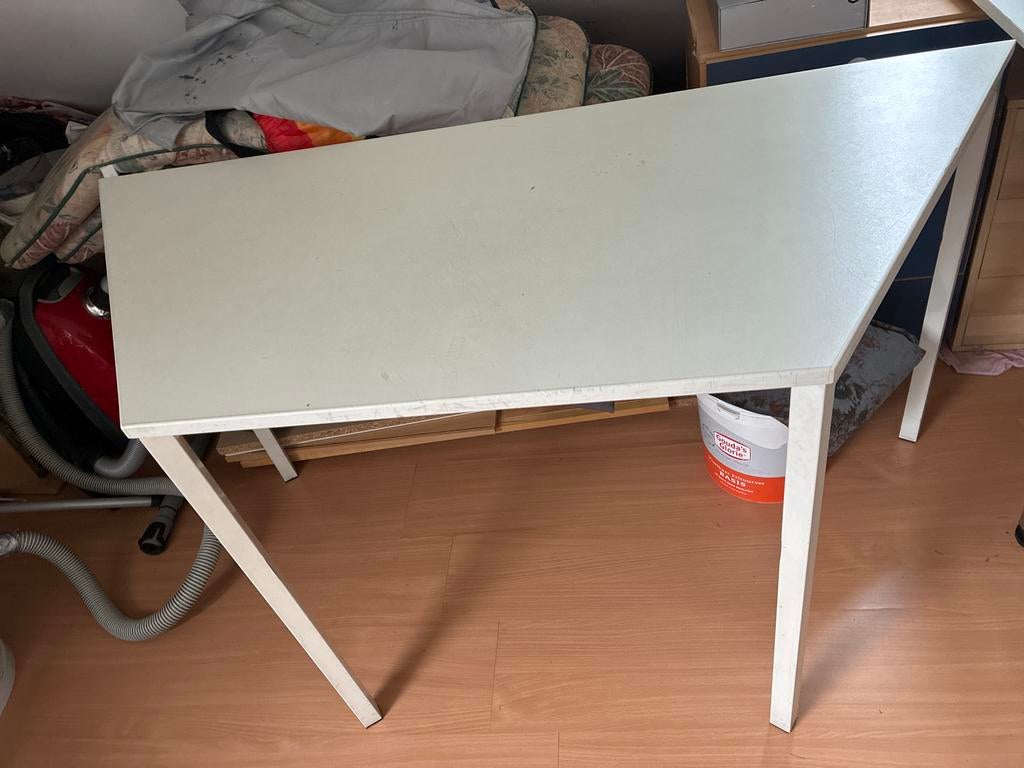 Witte driehoekige tafel - Gebruikt, Huis en Inrichting, Tafels | Eettafels, Gebruikt, 100 tot 150 cm, Tot twee personen, Metaal