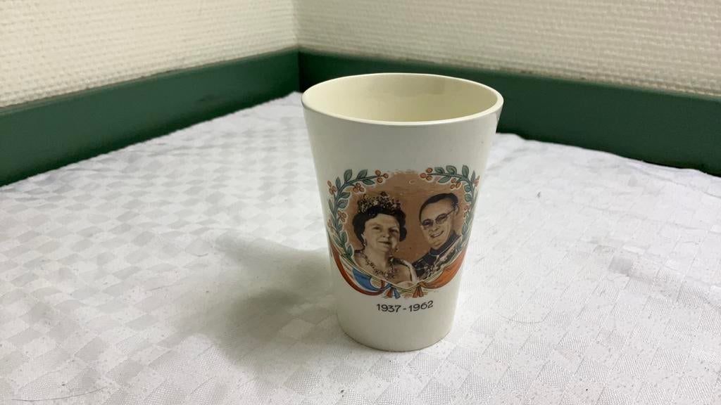 Beker 25 jarig huwelijk juliana en bernhard, Verzamelen, Koninklijk Huis en Royalty, Ophalen of Verzenden, Zo goed als nieuw, Servies