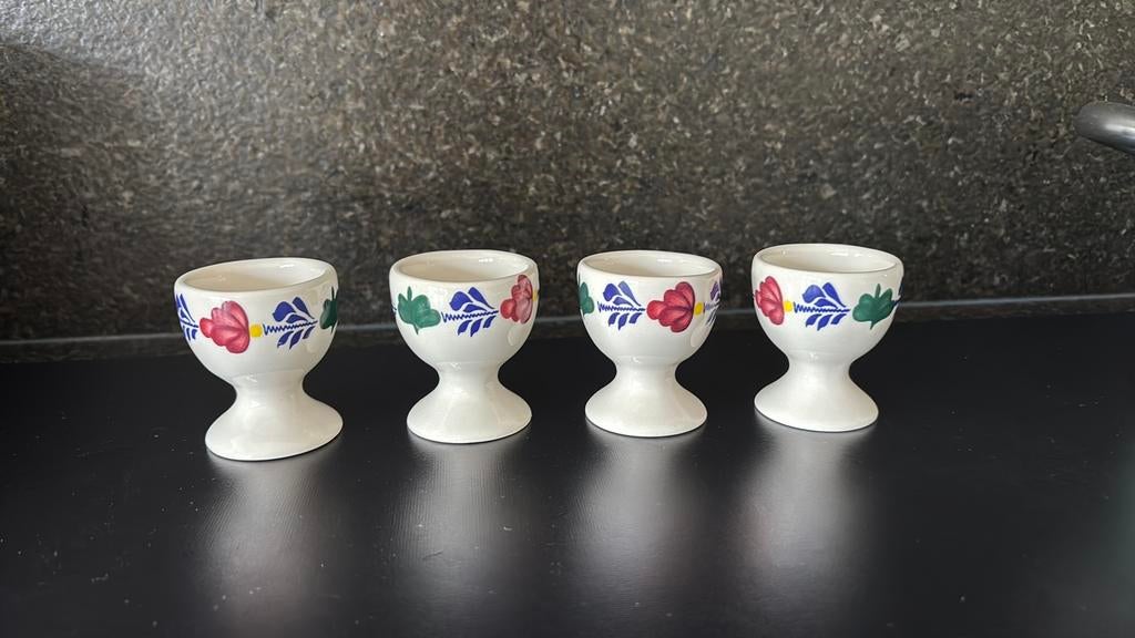 Eierdopjes op voet boerenbont 4x, Huis en Inrichting, Keuken | Servies, Ophalen of Verzenden, Zo goed als nieuw, Aardewerk, Boerenbont