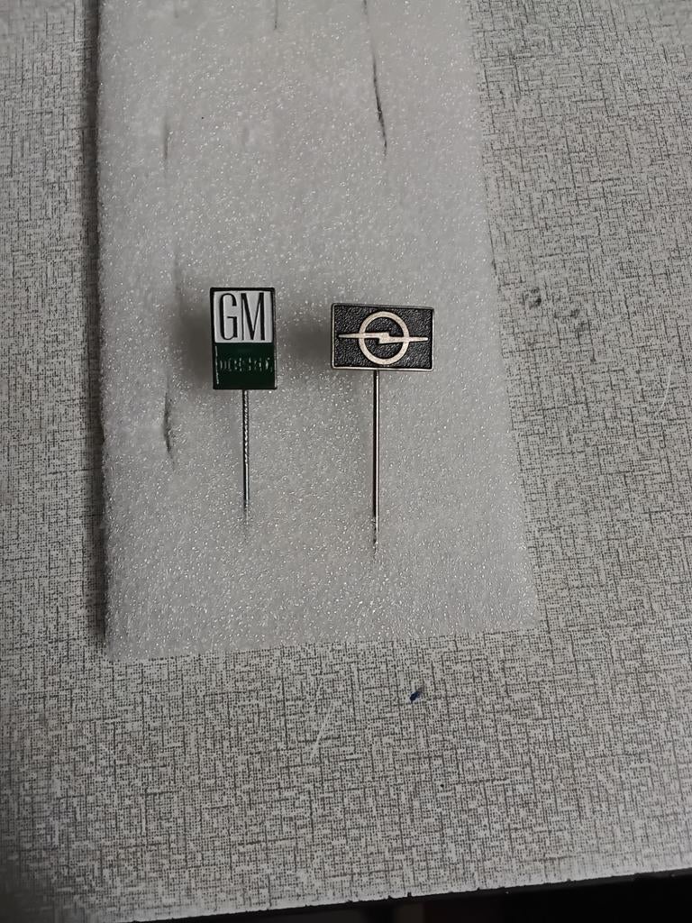2 stuks speldjes van het automerk"" Opel en GM ", Verzamelen, Speldjes, Pins en Buttons, Ophalen of Verzenden, Gebruikt, Transport