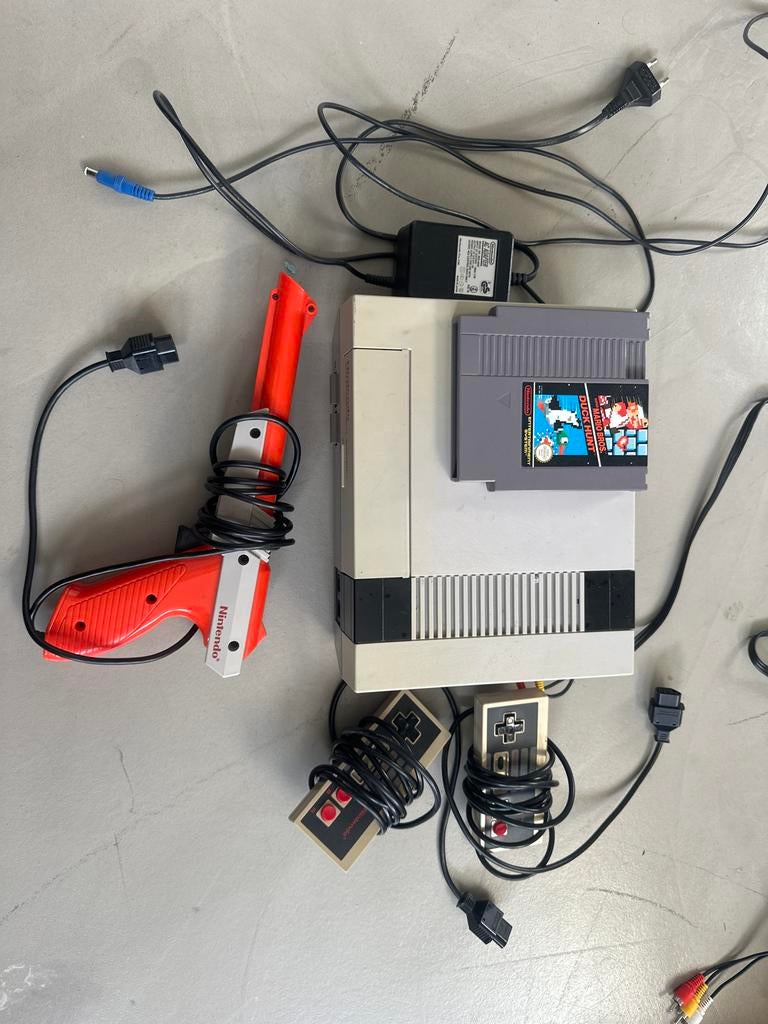 Nintendo NES 8-bit met Duck Hunt, Mario Bros & 2 controllers, Gebruikt, 2 spelers, Eén computer, Ophalen of Verzenden