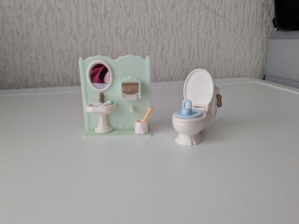 Sylvanian families toilet met wastafel+ spulletjes, Verzamelen, Ophalen of Verzenden, Poppenhuis