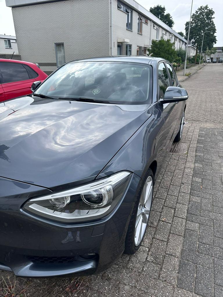 BMW 1-Serie 116i Automaat – 2012 – Lage KM – 2e Eigenaar, Auto's, Zwart, 4 cilinders, Origineel Nederlands, 650 kg