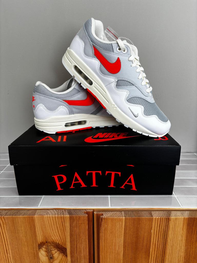 Patta x Nike Hyper Crimson Pure & White 44,5 te koop!, Ophalen of Verzenden, Nieuw, Wit, Sneakers of Gympen