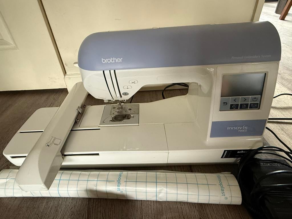 Brother Innovis 700E, Hobby en Vrije tijd, Naaimachines en Toebehoren, Ophalen, Zo goed als nieuw, Lockmachine, Brother