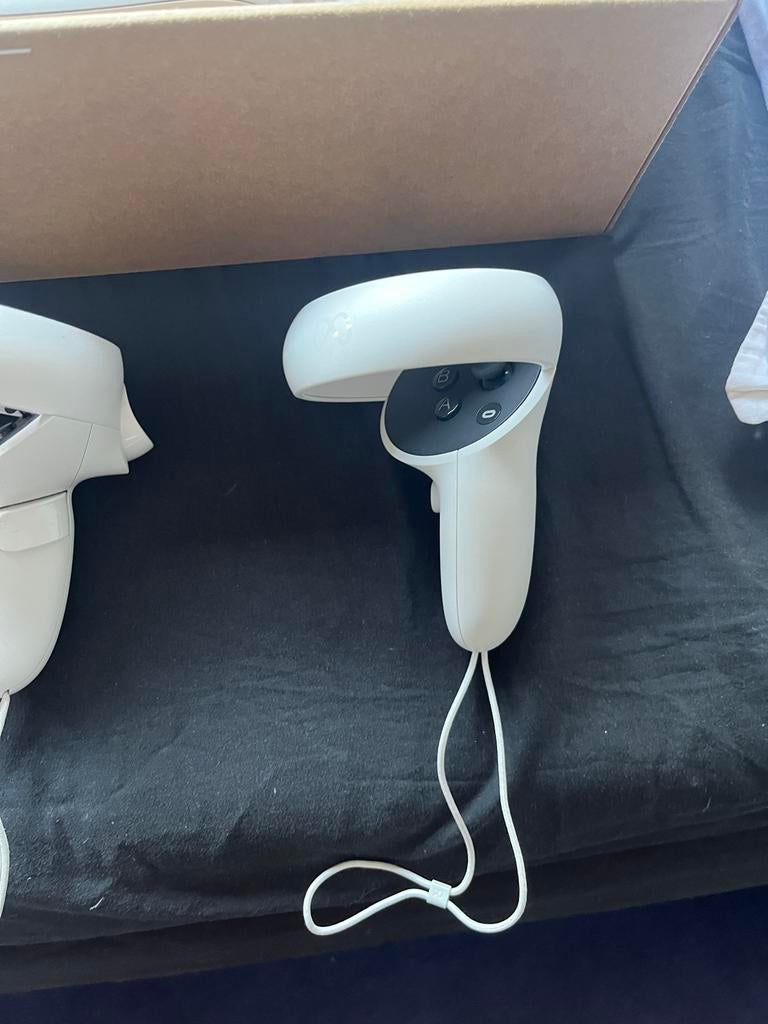 Oculus Quest 2 VR-bril met controllers en oplader, Spelcomputers en Games, Virtual Reality, Ophalen of Verzenden, Zo goed als nieuw