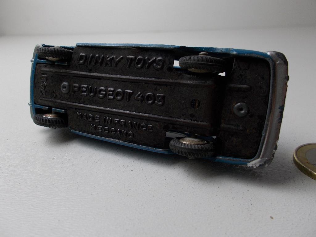 1957 Dinky Toys 24B PEUGEOT 403 (Repainted), Ophalen of Verzenden, Gebruikt, Auto, Dinky Toys
