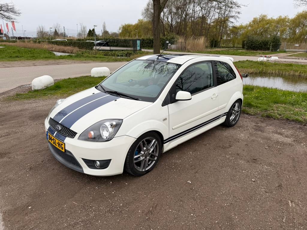 Ford Fiësta 2.0 16V ST 3DR 2006 Wit, Auto's, Voorwielaandrijving, 4 cilinders, Leder en Stof, Handgeschakeld
