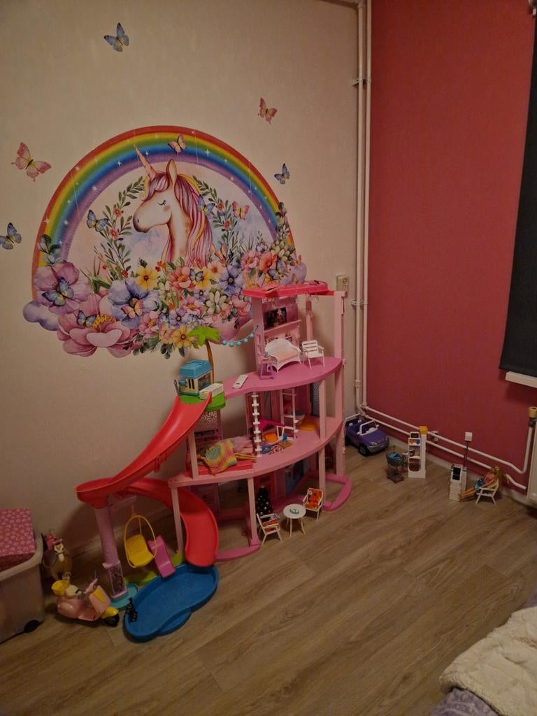 Barbie dreamhouse / barbie droomhuis met glijbaan en zwembad, Kinderen en Baby's, Speelgoed | Poppenhuizen, Ophalen, Toebehoren