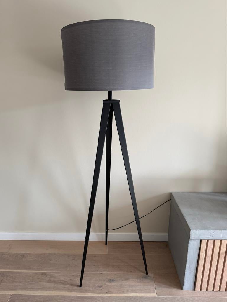 Zuiver Tripod vloerlamp zwart met grijze lampenkap, Huis en Inrichting, Lampen | Vloerlampen, Ophalen, Zo goed als nieuw, Metaal