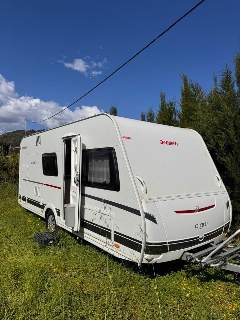 Dethleffs C’Go 495 QSK 2023 met 3 stapelbedden en bank AIRCO, Dwarsbed, Treinzit, Particulier, Schokbreker