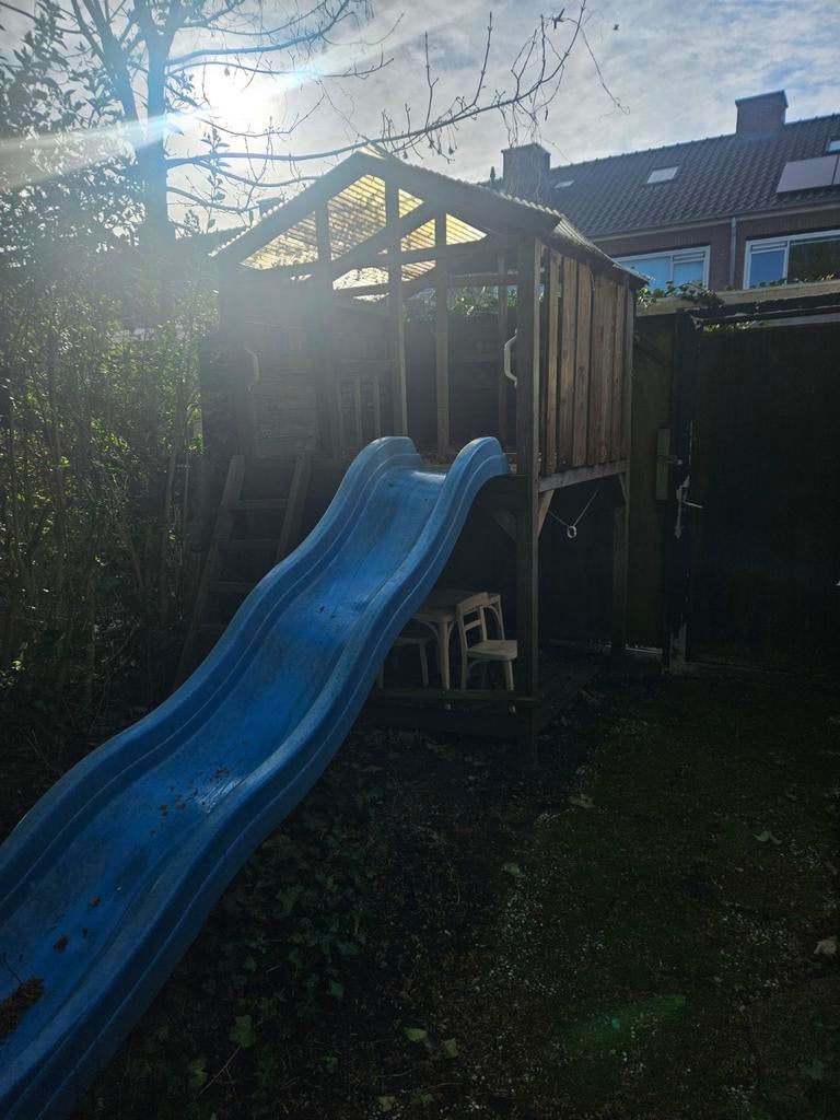 Houten speelhuisje met glijbaan voor de tuin, Ophalen of Verzenden, Gebruikt, Hout