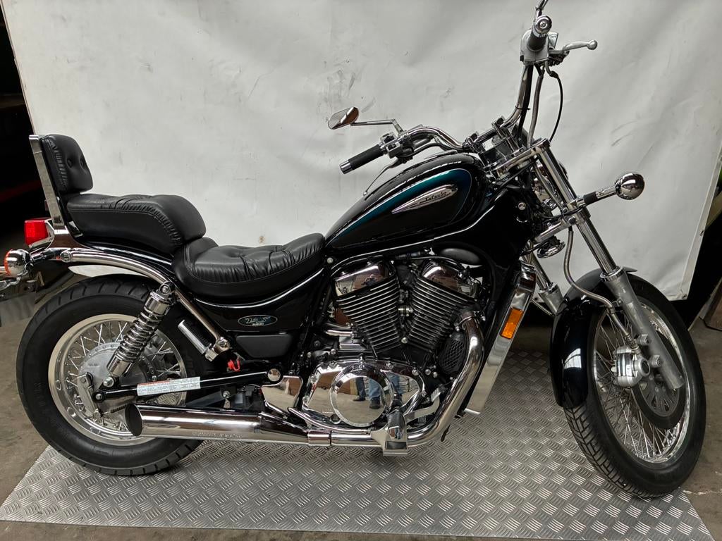 Suzuki intruder vs800 limeted met zwart motorblok zeer mooi.