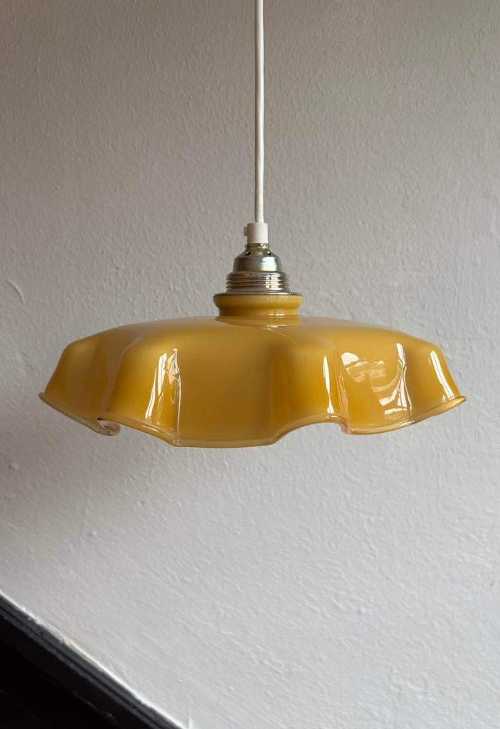 Vintage geel oud Frans opaline glazen hanglamp lampenkap, Huis en Inrichting, Lampen | Hanglampen, Ophalen of Verzenden, Zo goed als nieuw