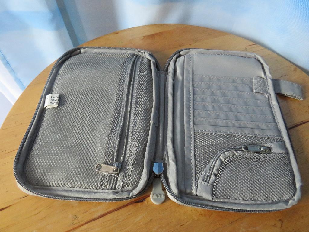 Grijsgroene Reispapieren  reisorganizer etui Botta Design, Ophalen of Verzenden, Gebruikt, Groen, Overige merken