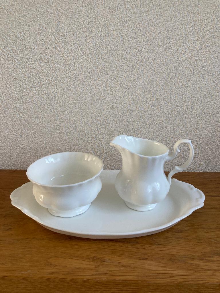 Royal Albert Reverie jug, bowl on tray, white, vintage, melk, Antiek en Kunst, Antiek | Servies los, Ophalen of Verzenden