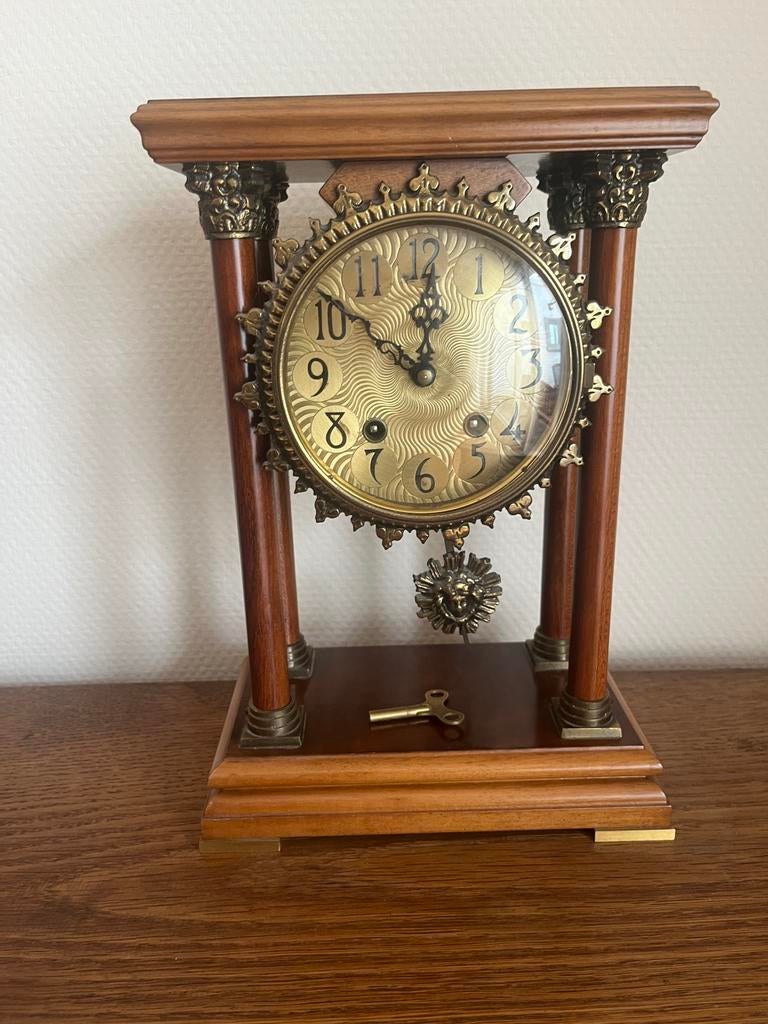 Wuba Zaanse wandklok. Houtwerk met koperen ornamenten, Ophalen of Verzenden