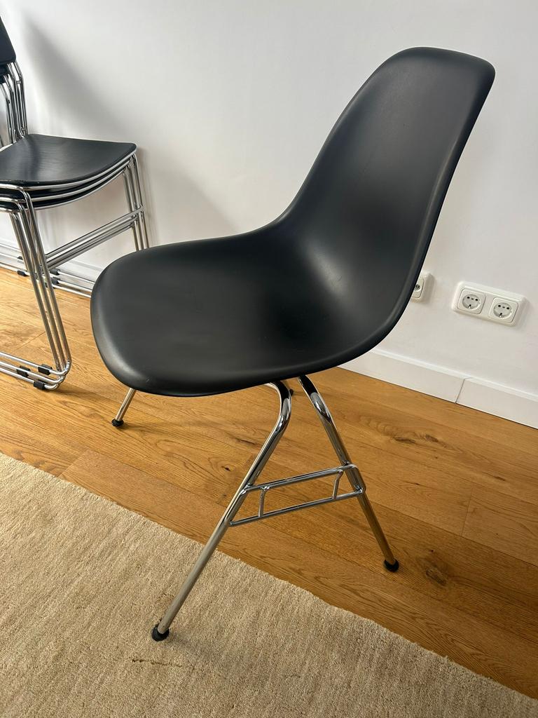 Vitra Eames Plastic Side Chair RE DSS zwart, Ophalen, Gebruikt, Zwart, Eén